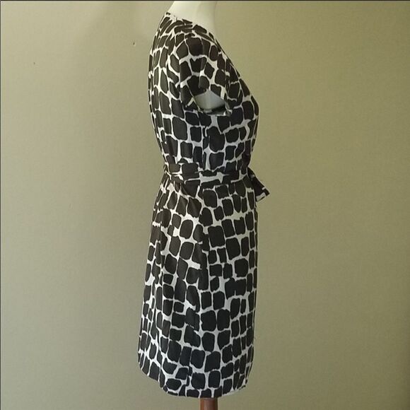 ✨ HP✨Banana Republic Satin Wrap Over Print Dress✨ - Picture 3 of 5